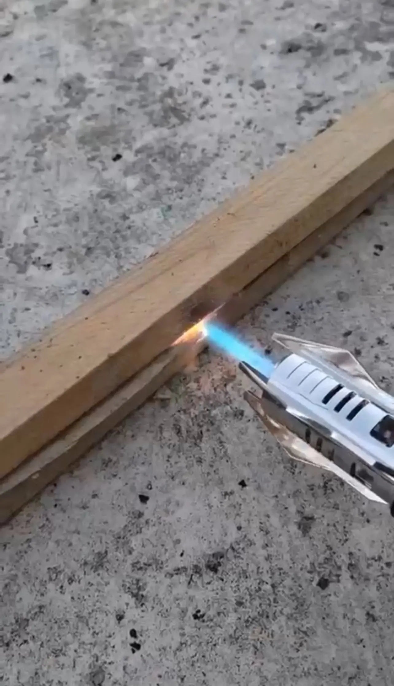 Metal Lightsaber Lighter - REYNIXX